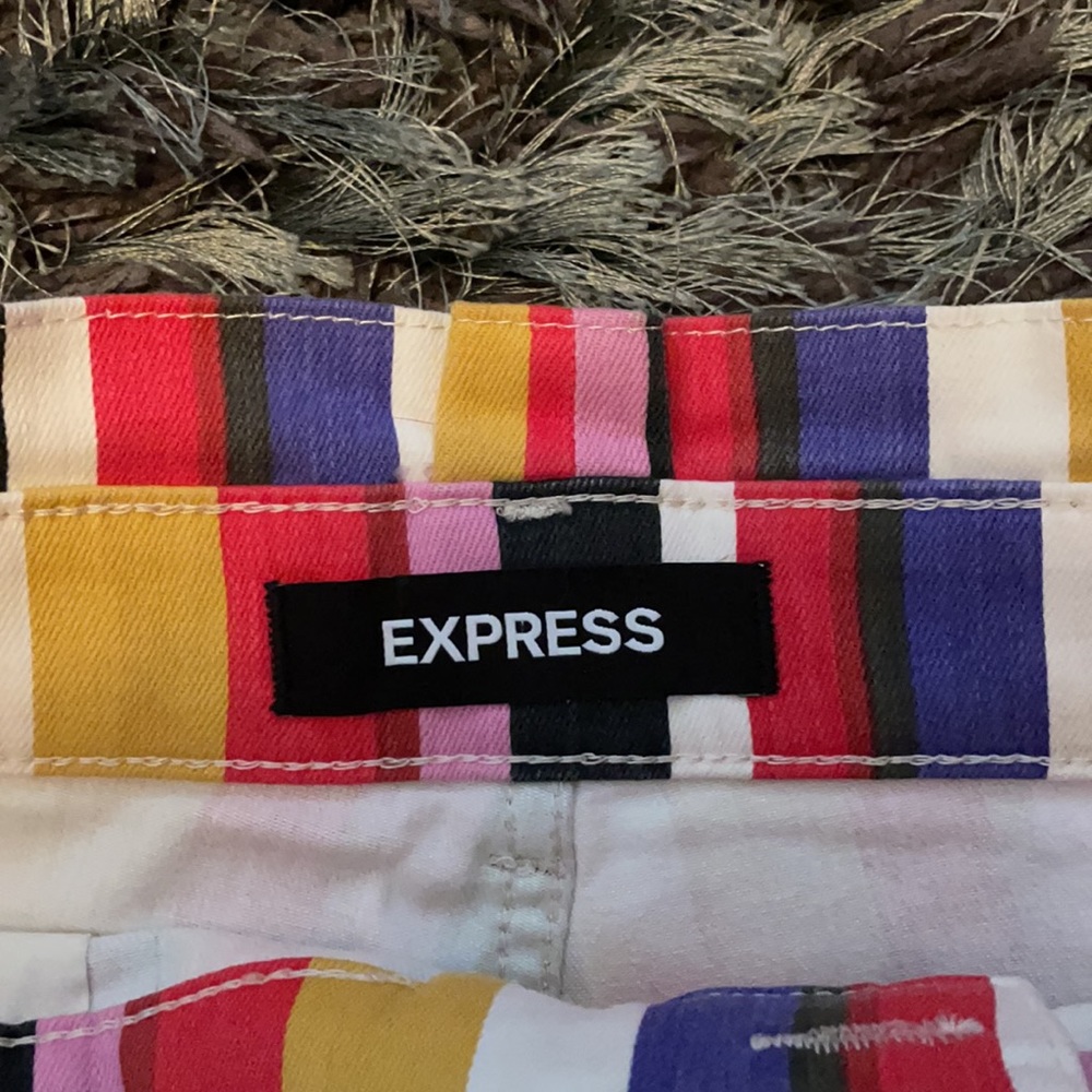 Express Shorts - Picture 2 of 4